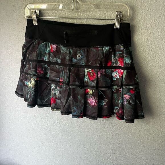 Lululemon Run: Pace Setter Skirt (Regular)
Curious Jungle Multi / Black - Picture 8 of 10